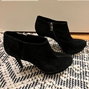 Tory Burch Black ankle boots! Very chic and comfortable. Size 9.5